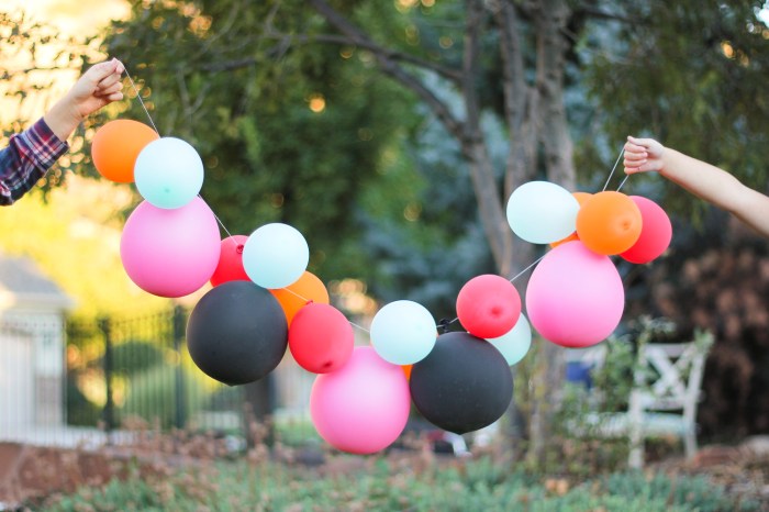 How to decorate a small room with balloons