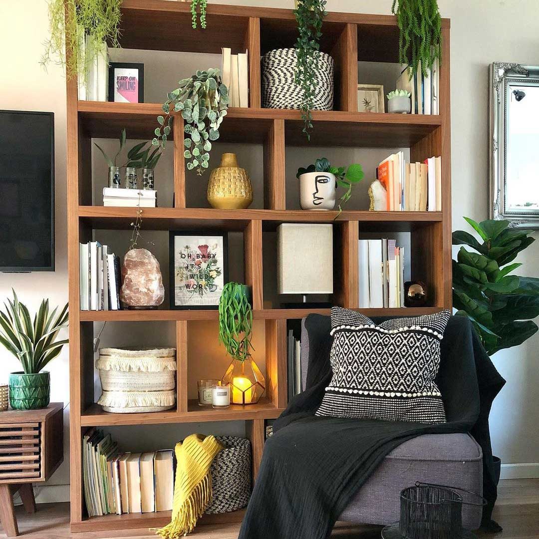 How to decorate shelves in a living room